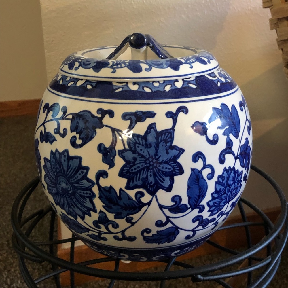 Decorative jar